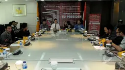 Suasana peluncuran buku "Republik Komedi 1/2 Presiden" yang ditulis oleh Bambang Soesatyo di Komplek Parlemen, Senayan, Jakarta (26/3/2015). Isi buku berupa sindiran beberapa gaya, ucapan, dan sikap Presiden Jokowi. (Liputan6.com/Andrian M Tunay)