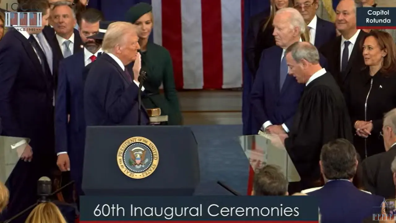Donald Trump membacakan sumpah jabatan pada Senin (20/1/2025) di US Capitol, Washington D.C (Dok. Joint Congressional Committee on Inaugural Ceremonies).