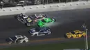 Mobil pembalap wanita, Danica Patrick (warna hijau) mengalami tabrakan beruntun saat perlombaan balap Nascar Daytona 500 Cup di Daytona International Speedway (18/2). (Sean Gardner/Getty Images/AFP)