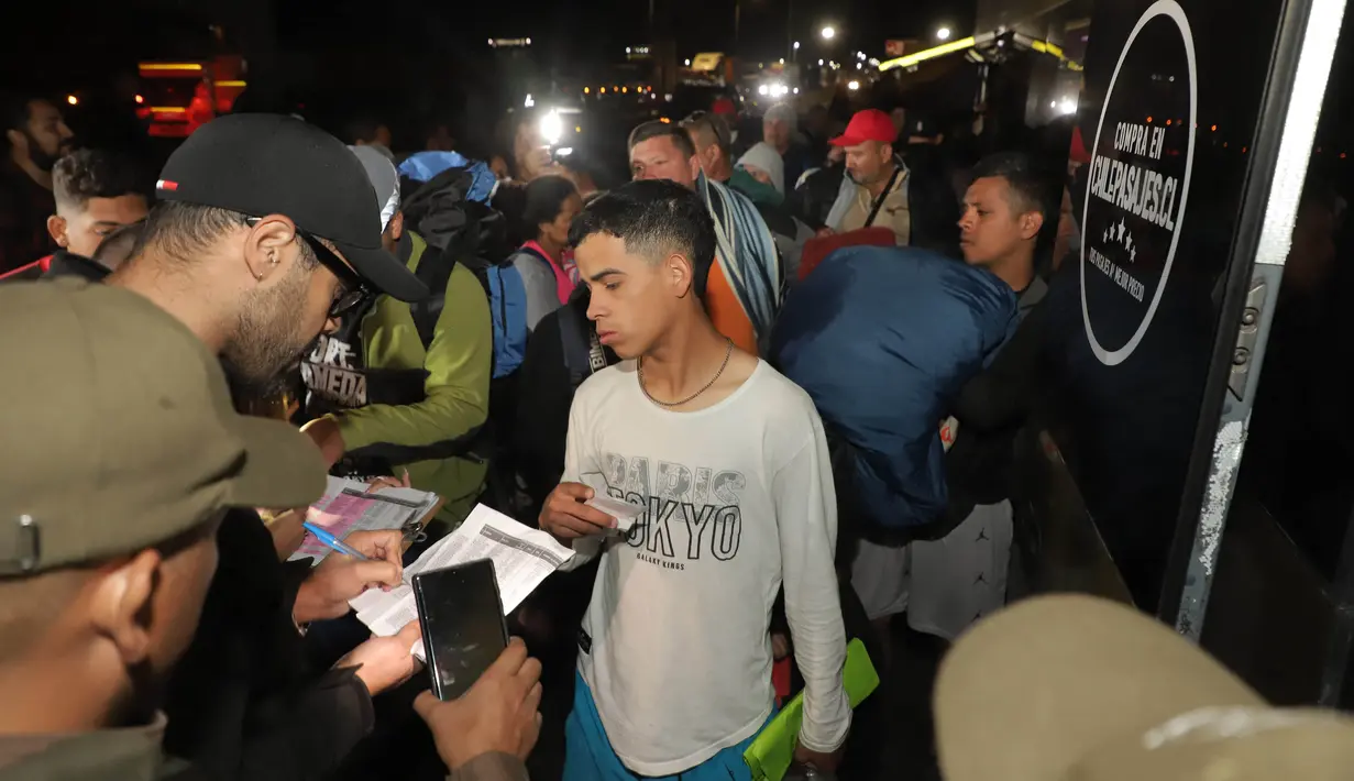 Banyak dari para migran tersebut mengatakan bahwa mereka mencoba untuk pulang, atau berusaha untuk melanjutkan perjalanan ke utara untuk mencapai Amerika Serikat. (Photo by AGUSTIN MERCADO / AFP)