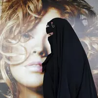 Bintang.com sajikan foto-foto keren keseharian Gisele Marie, si gitari metal bercadar yang bikin cowok-cowok nunduk malu