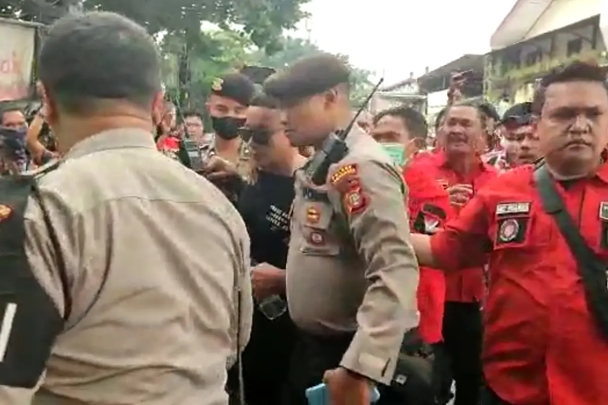 Seorang pria diamankan polisi di Pengadilan Negeri (PN) Jakarta Selatan saat sidang kasus pembunuhan berencana dengan terdakwa Ferdy Sambo berlangsung