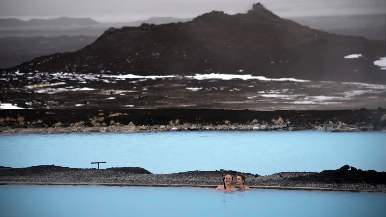 Menikmati Pemandian Air Panas di Islandia