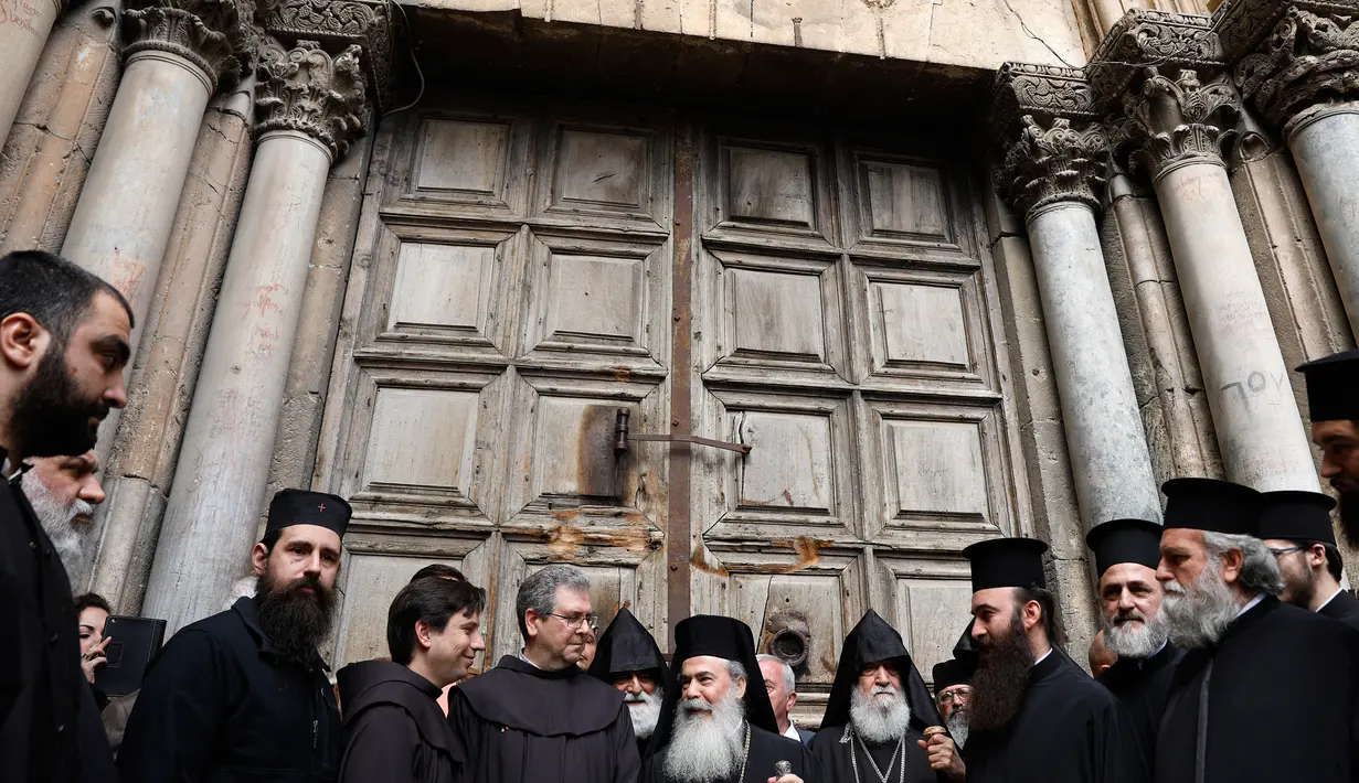 Patriark Orthodoks Yunani Yerusalem, Theophilos III memberi pernyataan soal penutupan Gereja Makam Kudus di Kota Tua Yerusalem, Minggu (25/2). Dia juga memprotes UU yang yang memungkinkan pemerintah Israel menyita tanah gereja. (GALI TIBBON/AFP)
