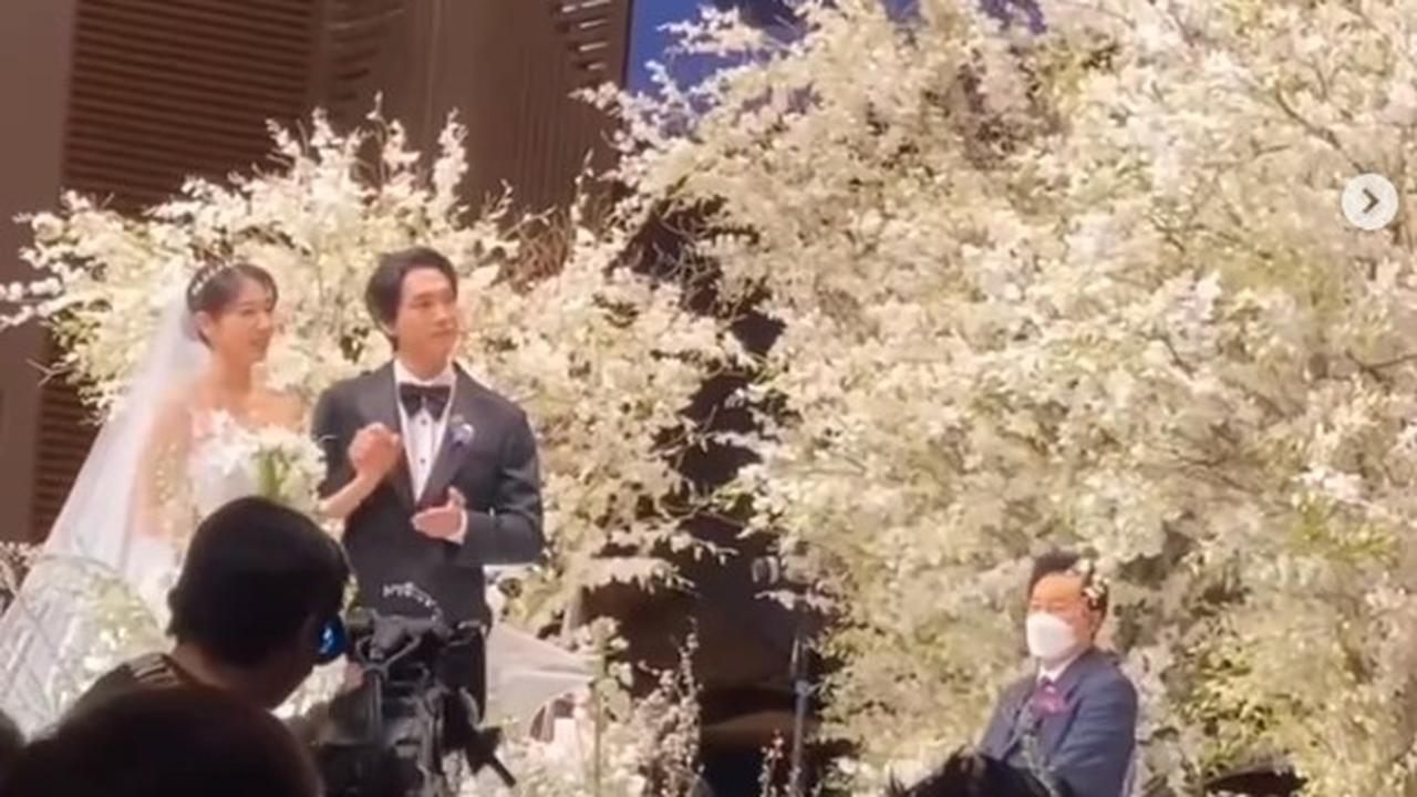 10 Potret Pernikahan Park Shin Hye dan Choi Tae Joon, Penuh Bahagia