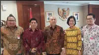 Pengurus Real Madrid Fondation Indonesia saat berjumpa Kepala Staf Kepresidenan, Teten Masduki. (Bola.com/Instagram)