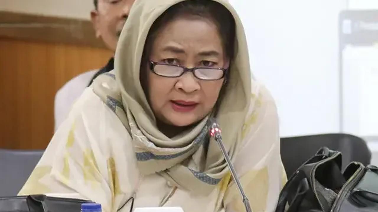 Kendati demikian, Komarudin meminta waktu agar untuk memberikan kepastian proses etik yang akan dilakukan DPP. Sebab, saat ini dia masih berada di luar kota.