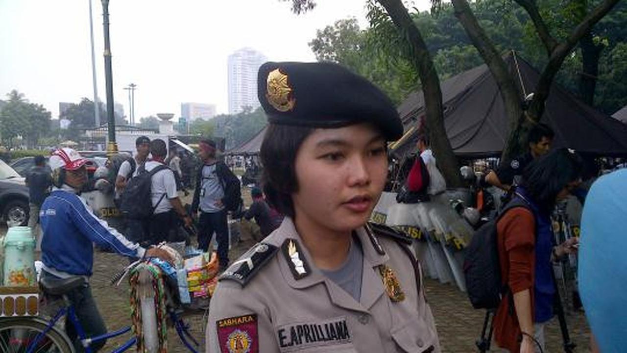 Polisi cantik negosiator demonstrasi