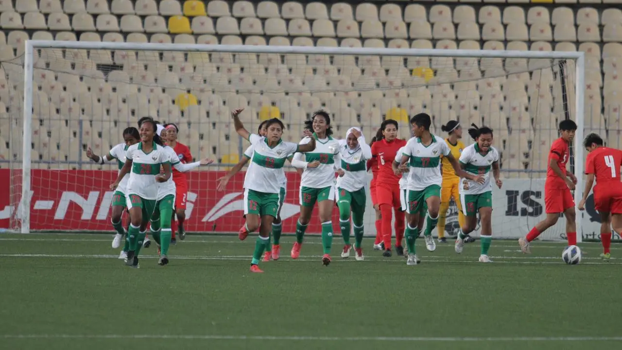 Timnas Indonesia Putri ketika melawan Singapura pada leg pertama Kualifikasi Piala Asia Putri 2022 Grup C.