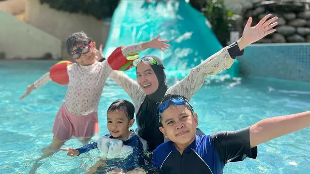 Naik Kapal dan Main ATV, Ini 7 Momen Liburan Intan Nuraini Bersama Keluarga