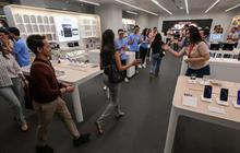 FOTO: Momen iPhone 16 Series Resmi Dijual di Indonesia, Antrean Pembeli Mengular