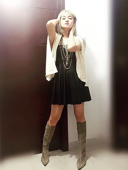 Di akun Instagram-nya Caca mengunggah foto berpose seksi dengan mengenakan terusan mini berwarna hitam yang dipadukan dengan cape blazer putih serta sepatu boot tinggi. (Via Instagram/@Marshanda99)