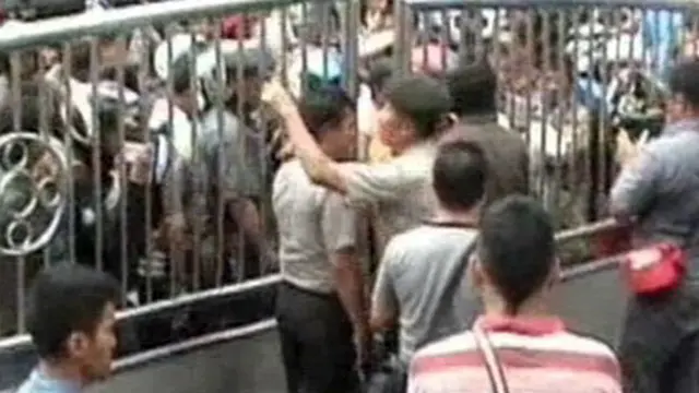 Demo di Kantor Walikota Manado Ricuh, 1 Pedagang Pingsan