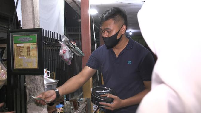 Fotografer Dwi Apriyanto harus mengistirahatkan kameranya selama pandemi, terutama di saat lockdown. Meski tak bisa bekerja, dia pantang menyerah dan tetap berusaha dengan menjual angkringan. (Foto: Liputan6.com)