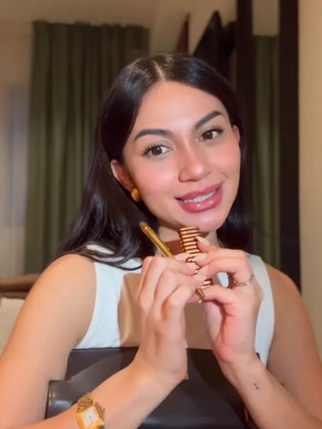 Bukti Ariel Tatum Pecinta Barang Vintage, Kenakan Tas Hermes Tahun 70an hingga Pulpen Cartier Tahun 90an