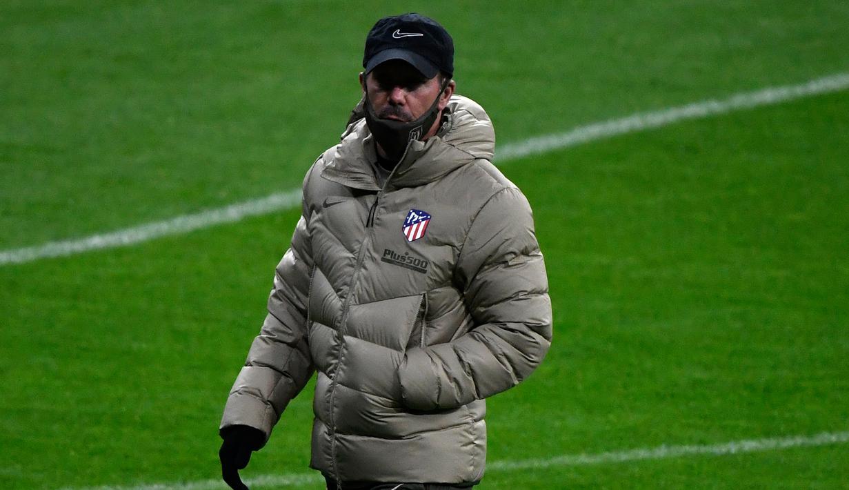 Pelatih Atletico Madrid, Diego Simeone, memperhatikan pemainnya saat sesi latihan jelang laga Liga Champions di Stadion Wanda Metropolitano, Selasa (1/12/2020) wib. Atletico Madrid akan menghadapi Bayern Munchen. (AFP/Pierre-Philippe Marcou)