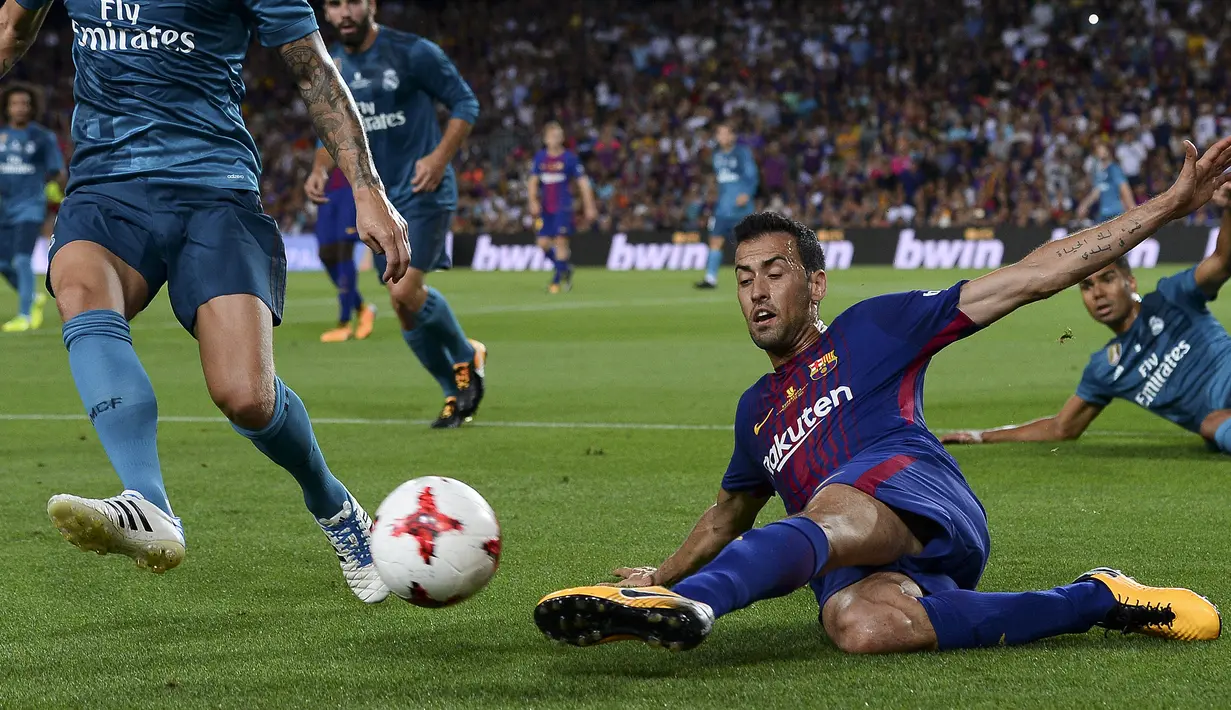 Pemain Barcelona, Sergio Busquets mendapat kartu kuning menit ke-27 saat melawan Real Madrid pada Piala Super Spanyol 2017 di Camp Nou stadium,Barcelona, (13/8/2017). Real Madrid menang 3-1. (AFP/Josep Lago)