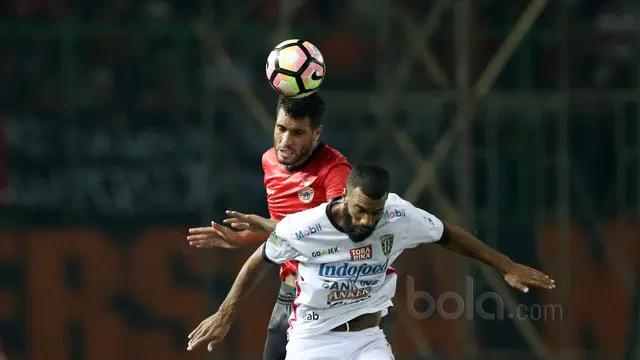 Pemain Persija Jakarta, Wllian Pachecho (belakang) berduel dengan pemain Bali United, Sylvano Comvalius pada laga Liga 1 2017 di Stadion Patriot, Bekasi, Minggu (21/5/2017). (Bola.com/Nicklas Hanoatubun)