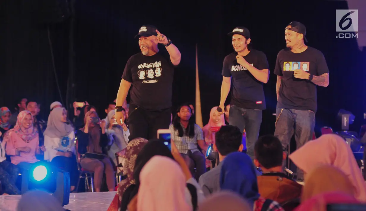 Pemain Warkop DKI Reborn: Jangkrik Boss Part 2 beraksi di atas panggung selama acara Emtek Goes to Campus 2017 di Universitas Airlangga, Surabaya, Jatim, Rabu (13/9). (Liputan6.com/Helmi Afandi)