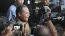 Barnabas Suebu, saat ditanya oleh wartawaan di depan Gedung Komisi Pemberantasan Korupsi (KPK), Jakarta, Jum'at (13/2/2015).  Barnabas Suebu menjadi saksi terkait kasus korupsi DED PLTA  tahun 2009-2010 Provinsi Papua. (Liputan6.com/Herman Zakharia)