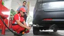 Petugas mengisi BBG jenis Liquified Gas for Vehicle (LGV) Vigas saat uji coba di SPBU Coco Gandaria, Jakarta, Rabu (18/2/2015). Vigas merupakan bahan bakar alternatif pengganti BBM yang lebih hemat serta ramah lingkungan. (Liputan6.com/Herman Zakharia)