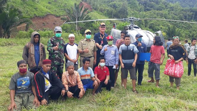 TNI AU bersama relawan dan otoritas setempat mendistribusikan bantuan kepada warga terdampak gempa Sulbar yang berada di daerah terisolasi. (Dok Istimewa)