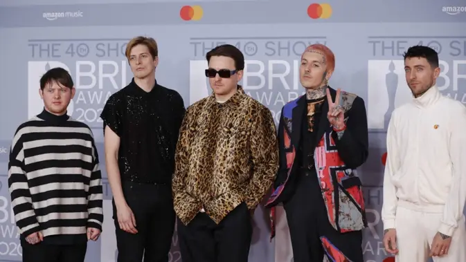 <p>Band asal Inggris, Bring Me the Horizon, berpose di karpet merah pada saat tiba di acara BRIT Awards 2020 di London pada tanggal 18 Februari 2020. (Tolga Alkmen / AFP)</p>