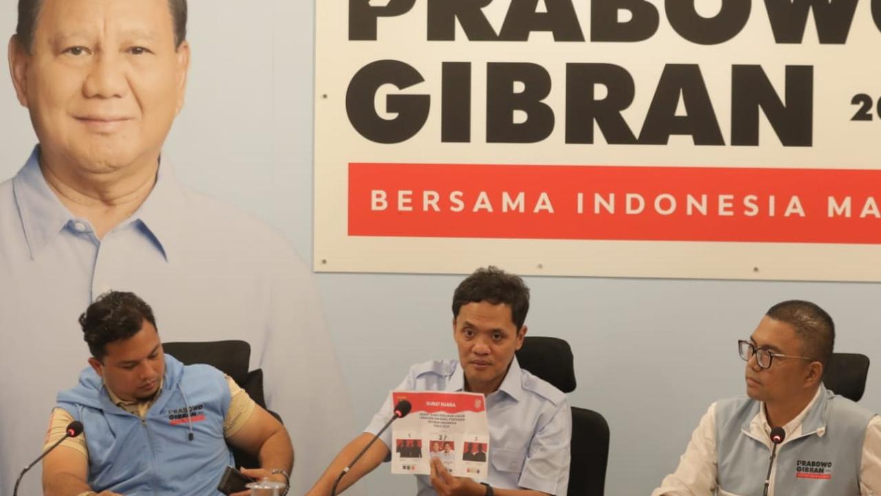 Wakil Ketua TKN Prabowo Subianto-Gibran Rakabuming Raka, Habiburokhman bersama Wakil Komandan Alpha TKN Prabowo-Gibran, Fritz Edward Siregar dan Tim Hukum TKN Ali Lubis saat kembali menggelar konferansi pers.<br>(Foto Istimewa /  Merdeka.com)