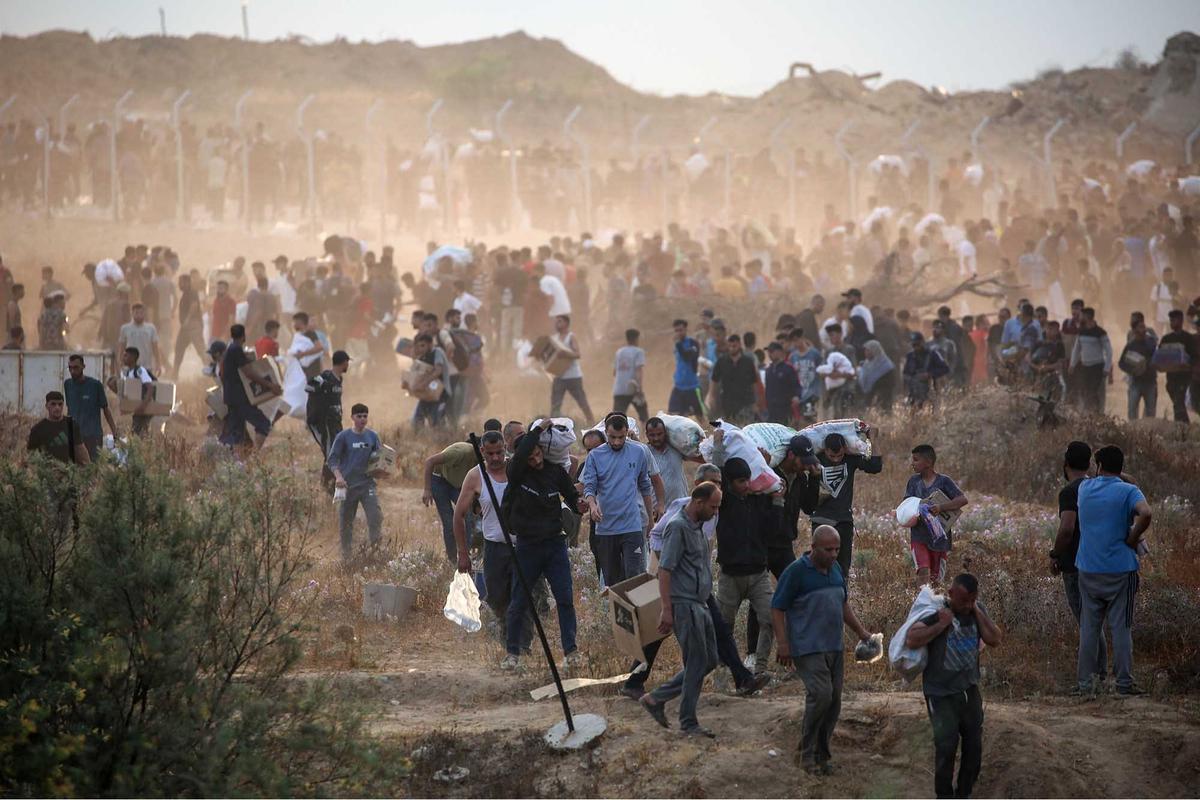 FOTO: Ribuan Warga Gaza Mengambil Paket Bantuan Bahan Makanan