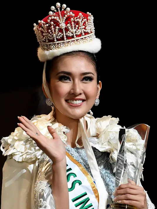 Senyum Kevin Lilliana setelah menerima mahkota Miss International 2017 di Tokyo, Jepang (14/11). Gadis 21 tahun ini menjadi perwakilan pertama Indonesia yang berhasil meraih mahkota Miss International. (AFP Photo/Toshifumi Kitamura)
