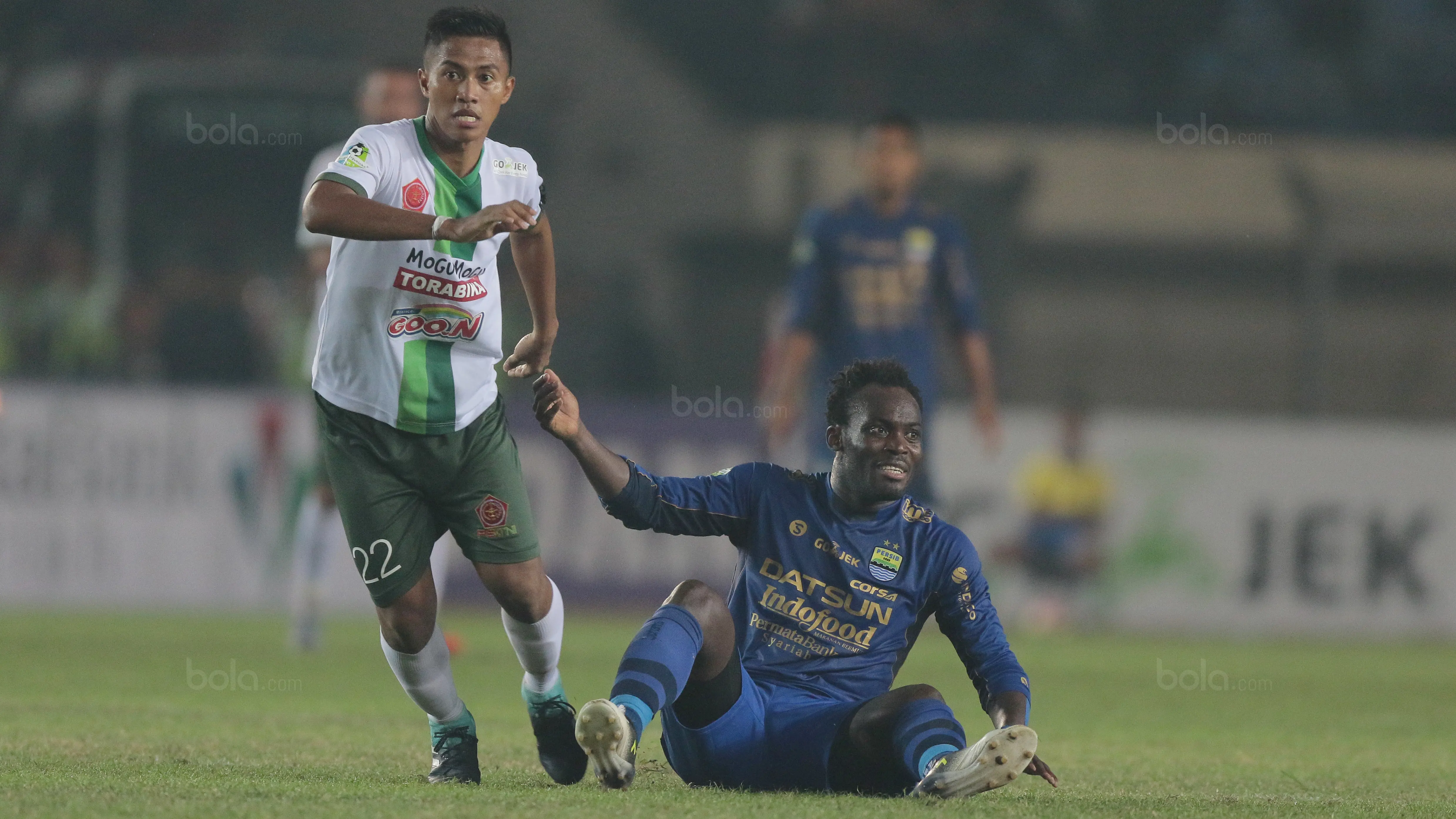 Michael Essien (kanan) saat membela Persib berduel dengan pemain PS TNI, Ganjar Mukti pada lanjutan Liga 1 2017 di Stadion Si Jalak Harupat, Sabtu (05/8/2017).  (Bola.com/Nicklas Hanoatubun)