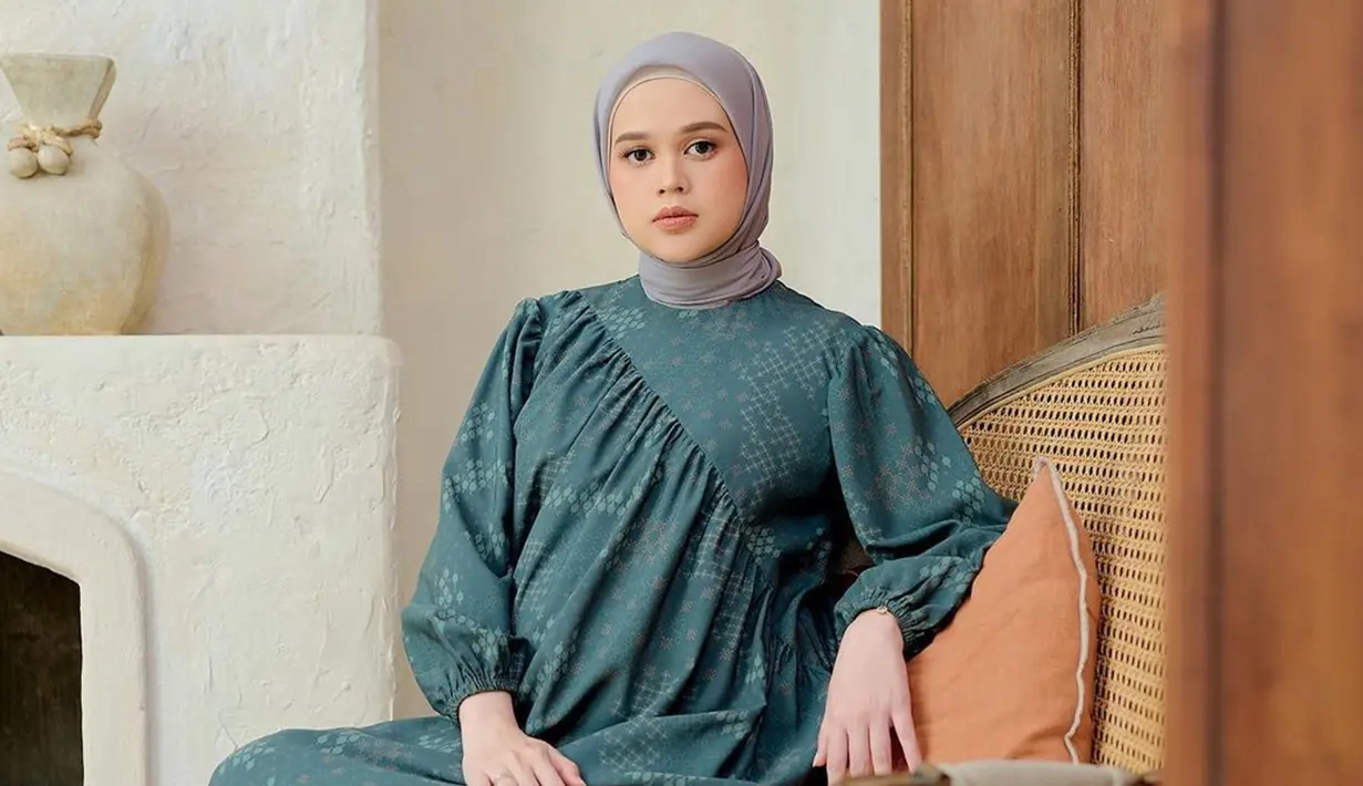 Sejak berhijab, Cut Meyriska sudah jarang menerima tawaran berperan antagonis. Dalam dua film terakhir yang dibintanginya tahun 2021 dan 2022, dan satu sinetron yang dibintanginya tahun 2019, Cut Meyriska berperan sebagai protagonis. Meski identik dengan peran antagonis, peran protagonis Chika juga sukses memikat hati. (Liputan6.com/IG/@cutratumeyriska)