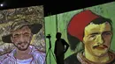 Seorang pria mengambil video dalam pameran lukisan Vincent van Gogh versi digital di Dubai, Uni Emirat Arab, Minggu (11/3). Pameran ini bertema Van Gogh Alive. (AP Photo/Kamran Jebreili)