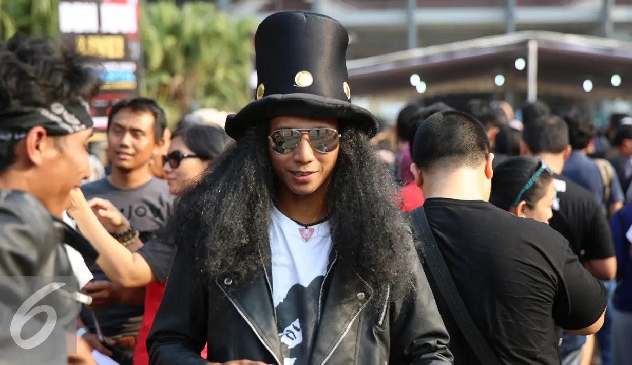 Band rock asal Amerika Serikat, Bon Jovi, siap menggebrak panggung konser mereka di Stadion Utama Gelora Bung Karno (SUGBK), Jumat (11/9/2015). Tampak Fans Bonjovi memadati pelataran SUGBK, Jakarta, Jumat (Liputan6.com/Faizal Fanani)