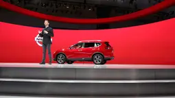 Jeremy Tucker, VP Pemasaran dan Komunikasi untuk Nissan Amerika Utara memperkenalkan Nissan Rogue Star Wars Edition 2017 di Los Angeles Auto Show 2016, California, 16 November 2016. (REUTERS/Lucy Nicholson)