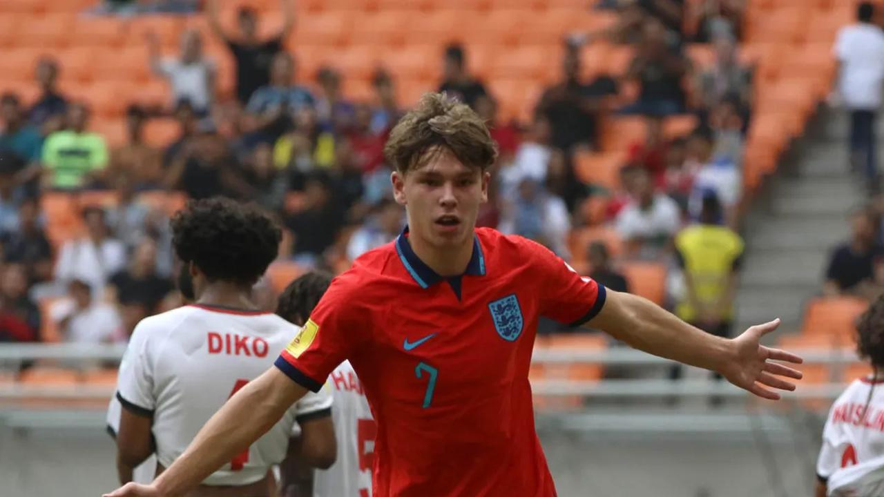 Timnas Inggris memulai laga pertama mereka di Grup C Piala Dunia U-17 2023 dengan kemenangan telak. The Three Lions membantai Kaledonia Baru dengan skor 10-0 dalam duel yang berlangsung di Jakarta International Stadium, Sabtu (11/11/2023).