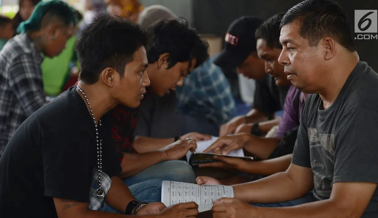 Anak punk saat belajar mengaji di kolong flyover Tebet, Jakarta, Sabtu (8/12). Dengan konsep persahabatan, komunitas ini mengajak anak-anak punk dan anak jalanan menyiapkan diri untuk kembali masuk ke dalam masyarakat. (Merdeka.com/Imam Buhori)