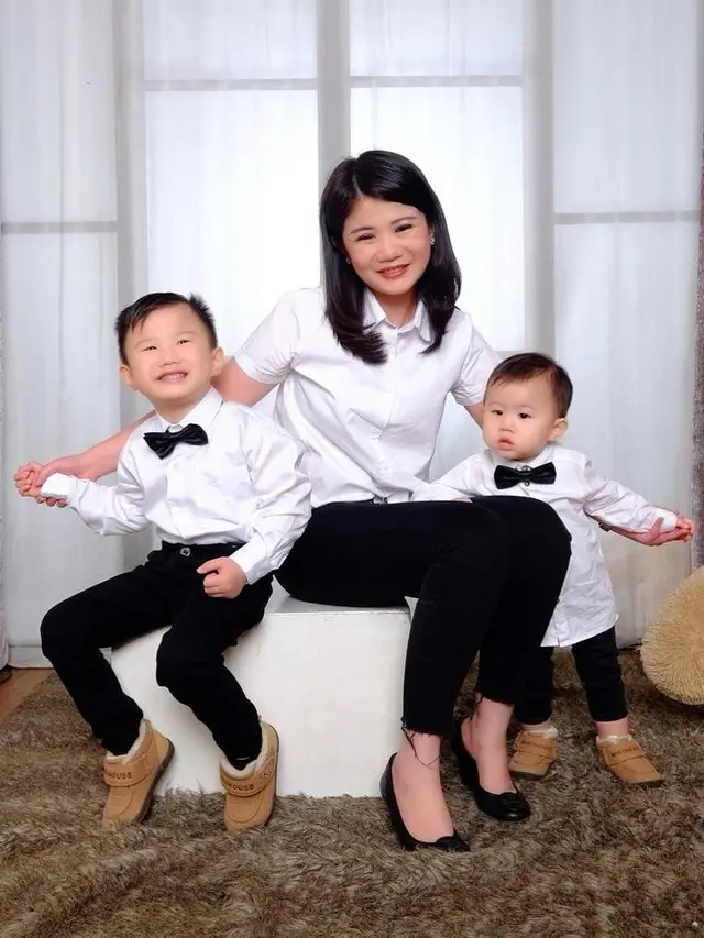 Co-Founder & COO Travelio, Christie Tjong bersama kedua anaknya