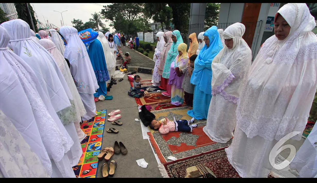 Mayoritas umat muslim di Indonesia merayakan Hari Raya Idul Fitri 1 Syawal 1435 Hijriah sesuai jadwal yang ditetapkan pemerintah pada Senin (28/7/2014) (Liputan6.com/Miftahul Hayat)
