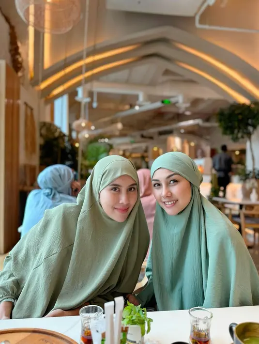 Syahnaz Sadiqah dan Nisya Ahmad juga menjalani haji tahun ini. Begini tampilan kompak keduanya kenakan gamis dan hijab syarí nuansa hijau sage yang segar, [@nissyaa]
