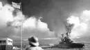 Kepulan asap di Kapal perang USS California akibat serangan pesawat torpedo Jepang di Pearl Harbor, Hawaii, AS 7 Desember 1941. Dalam catatan sejarah, AL Jepang mengerahkan pesawat tempur, pesawat bomber, dan pesawat torpedo. (Reuters/U.S Navy)