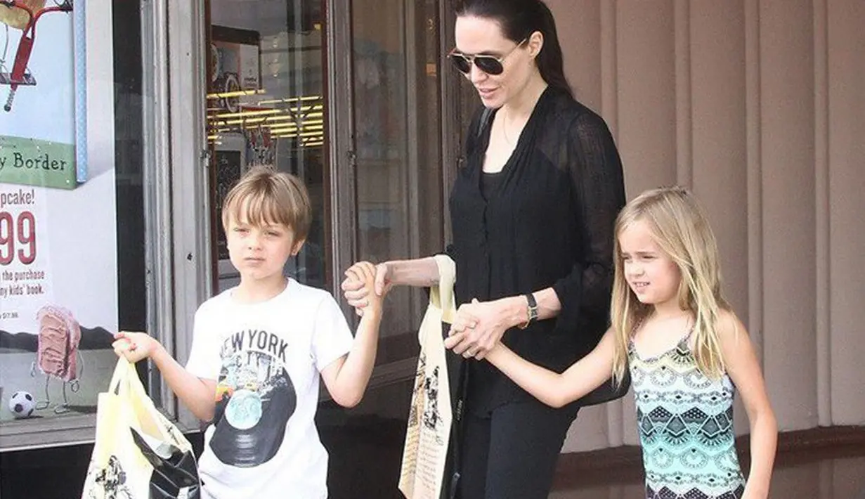 Satu bulan menggugat cerai Brad Pitt, Angelina Jolie beserta anak-anaknya terlihat kembali sedang berjalan di Malibu dengan didampingi saudara laki-laki Jolie, James Haven. (doc.Aceshowbiz.com)