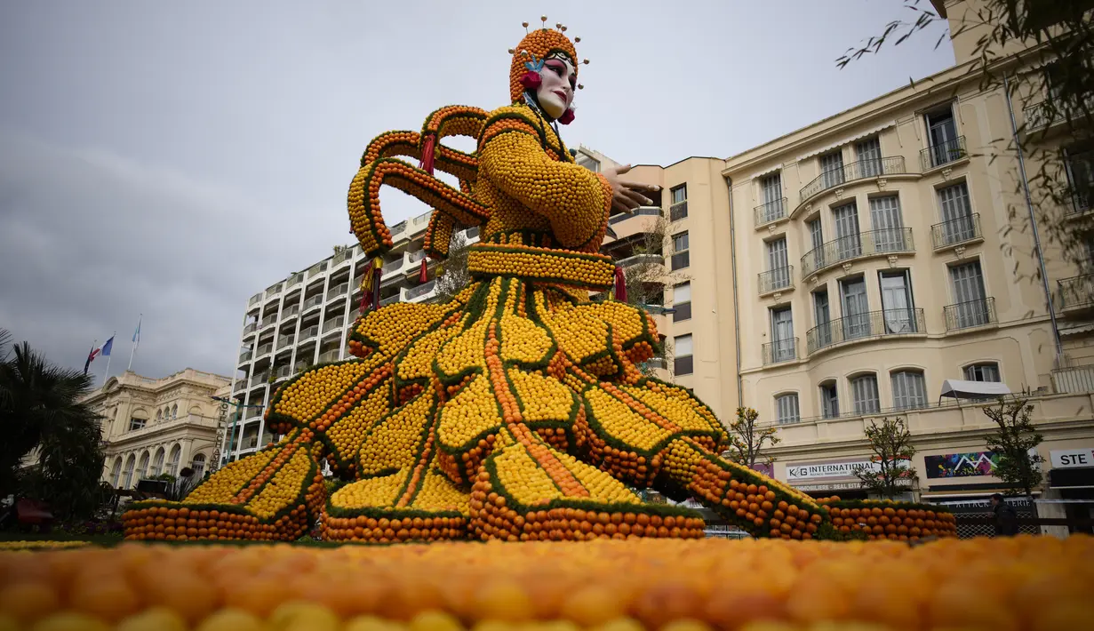 Sebuah patung yang dibuat dengan lemon dan jeruk bernama "The Beijing Opera" selama Festival Lemon ke-88 di Menton, Prancis selatan, Sabtu (19/2/2022). Festival ini berlangsung pada 12-27 Februari dengan tema "Opera dan Tarian". (AP Photo/Daniel Cole)