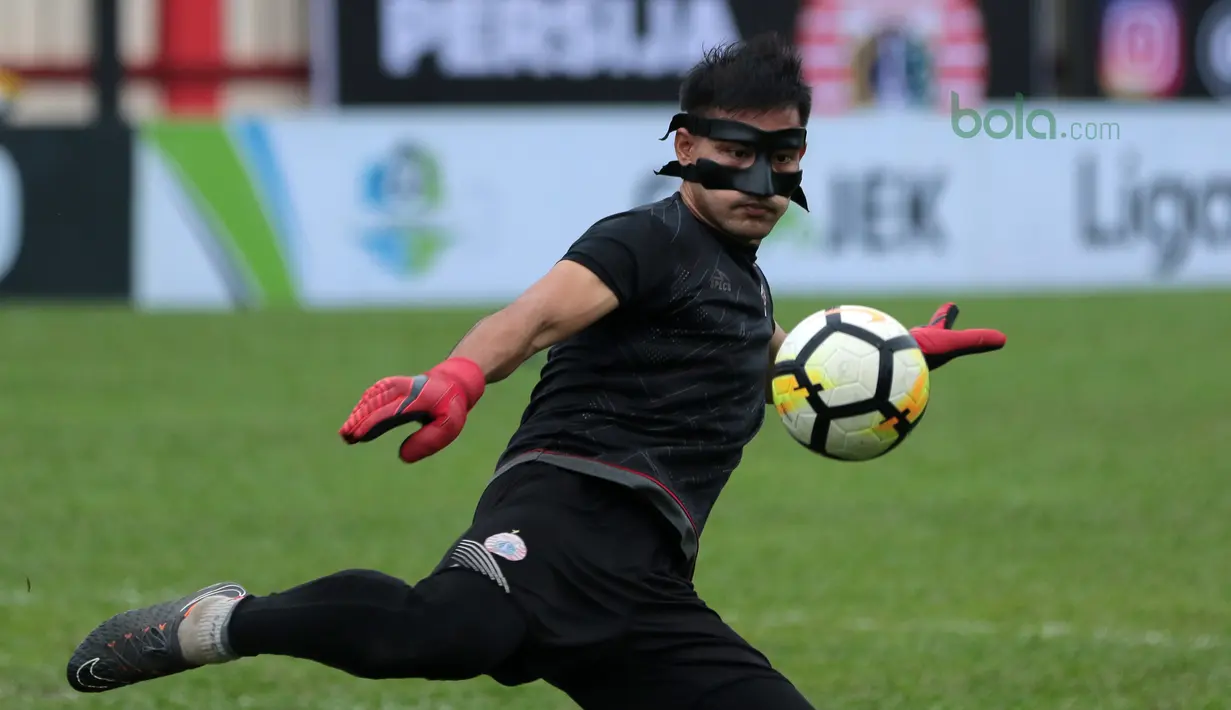 Gaya kiper Persija Jakarta, Andritany melepaskan tembakan pada sesi latihan tim jelang laga Gojek Liga 1 bersama Bukalapak di Stadion PTIK, Jakarta, Senin (25/6/2018). Andritany berpeluang tampil saat Persija melawan Persebaya. (Bola.com/Nick Hanoatubun)