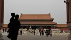 Pengunjung berjalan di Forbidden City atau Kota Terlarang di Beijing, (7/3). Kota Terlarang, merupakan istana terisolasi kaisar Qing dan Dinasti Ming China untuk tempat wisata utama yang terletak di pusat ibu kota. (AP Photo/Aijaz Rahi)
