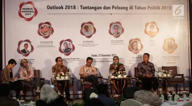 Dr. Hendri Saparini (kedua kanan) memaparkan segala tantangan dan peluang politik yang akan dihadapi pada tahun 2018, pada acara Rembuk Nasional 2017, "Outlook 2018" di Jakarta, Kamis (21/12). (Liputan6.com/Faizal Fanani)