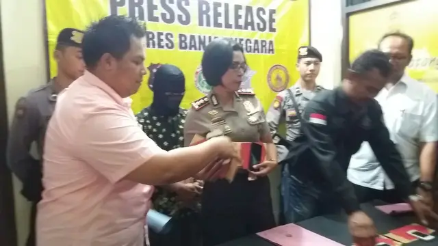 Kapolres Banjarnegara, AKBP Nona Pricilia Ohei memperlihatkan barang bukti yang disita dalam kasus dugaan penyebaran ujaran kebencian. (Foto: Liputan6.com/Polres Banjarnegara/Muhamad Ridlo)