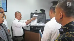 Petugas kepolisian Negara Republik Demokratik Timor Leste (RDTL) menyerahkan sampel prekursor ke Laboratorium Narkotik BNN di Jakarta, Jumat (9/2). Prekursor ini diduga merupakan bahan baku pil PCC. (Liputan6.com/Herman Zakharia)