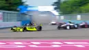 Pembalap tim Kiro Racing, Dan Ticktum (kiri) memimpin balapan saat ajang Jakarta E-Prix 2025 yang berlangsung di Jakarta International ePrix Circuit, Ancol, Sabtu (21/6/2025). (Bola.com/M Iqbal Ichsan)