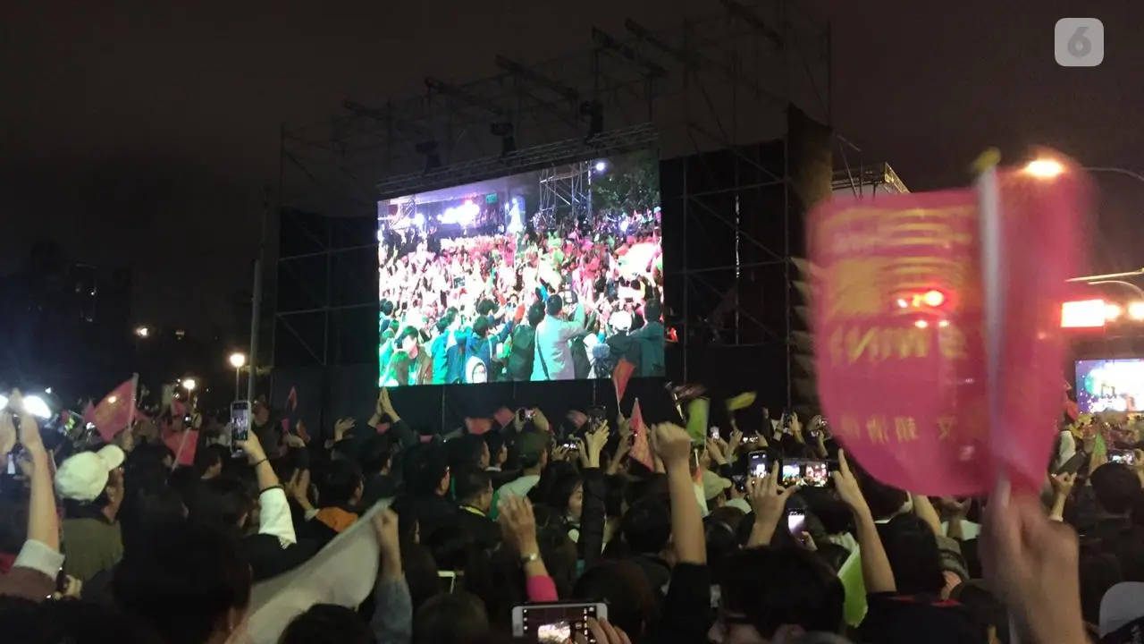 Suasana kamp pemenangan Pertahana Tsai Ing-wen di kawasan Zhongshan, Taipei. Pendukung terus menyerukan yel-yel kemenangan lantaran perolehan suara Tsai telah menyentuh angka 8 juta,
